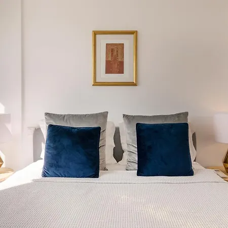 Stunning Hilltop Flat For 5 In Graca By Guestready
