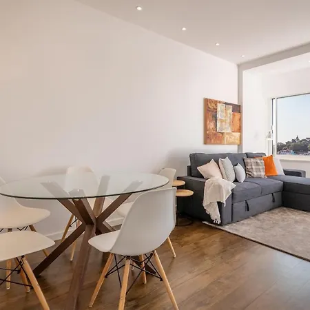 Stunning Hilltop Flat For 5 In Graca By Guestready